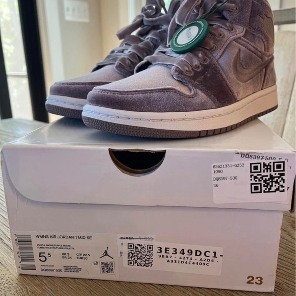 NEW w/ tags Women's Velvet Air Jordan 1 MID SE - Picture 2 of 8